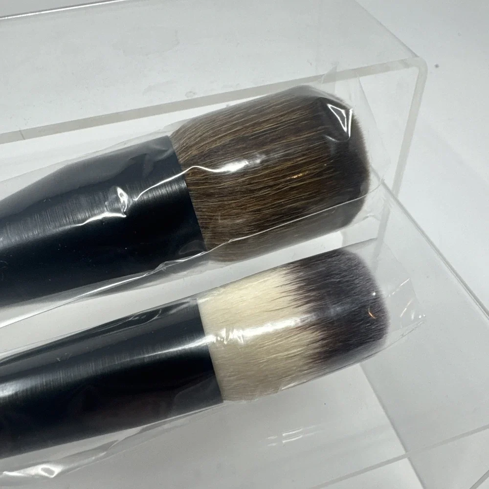 LAWLESS Multi-use‎ Vegan-Friendly Women's Dual Ended Powder & Foundation Brush